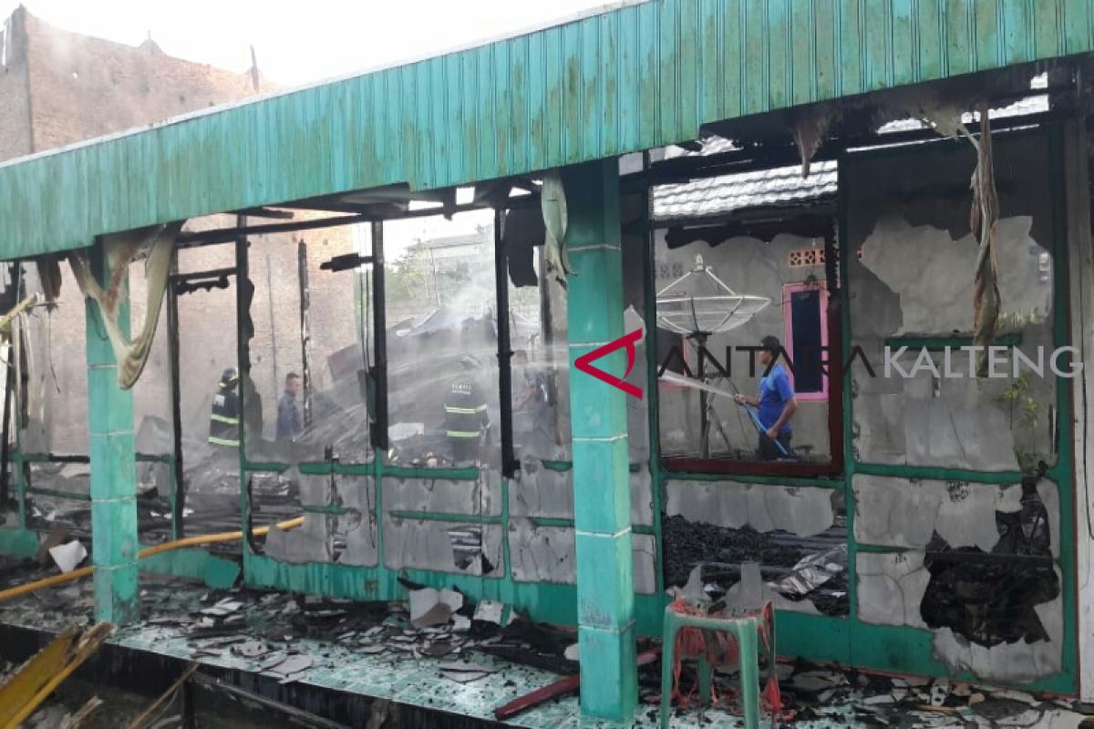 Tiga bangunan di Sampit terbakar saat penghuninya di masjid