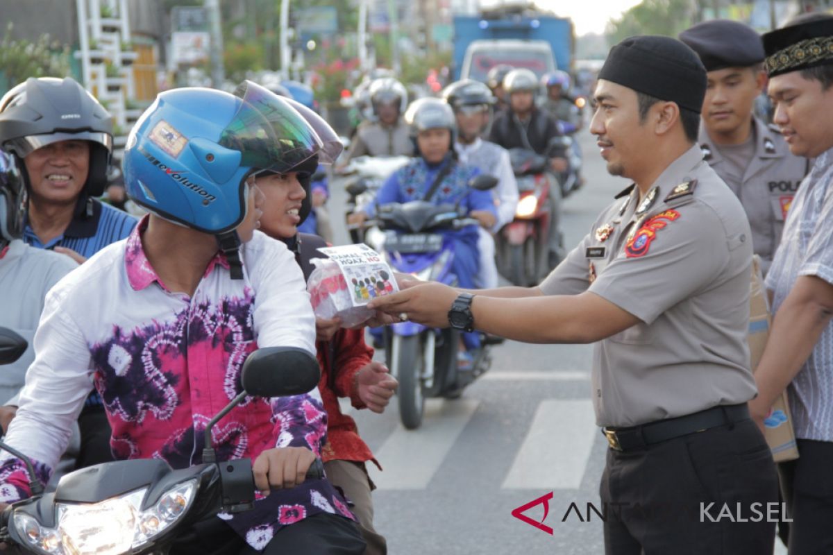 Yanma Polda bagikan takjil sembari sebarkan brosur anti hoax