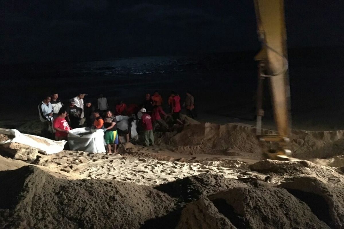 Pembuatan tanggul darurat Pantai Ujung Pandaran dikebut siang dan malam