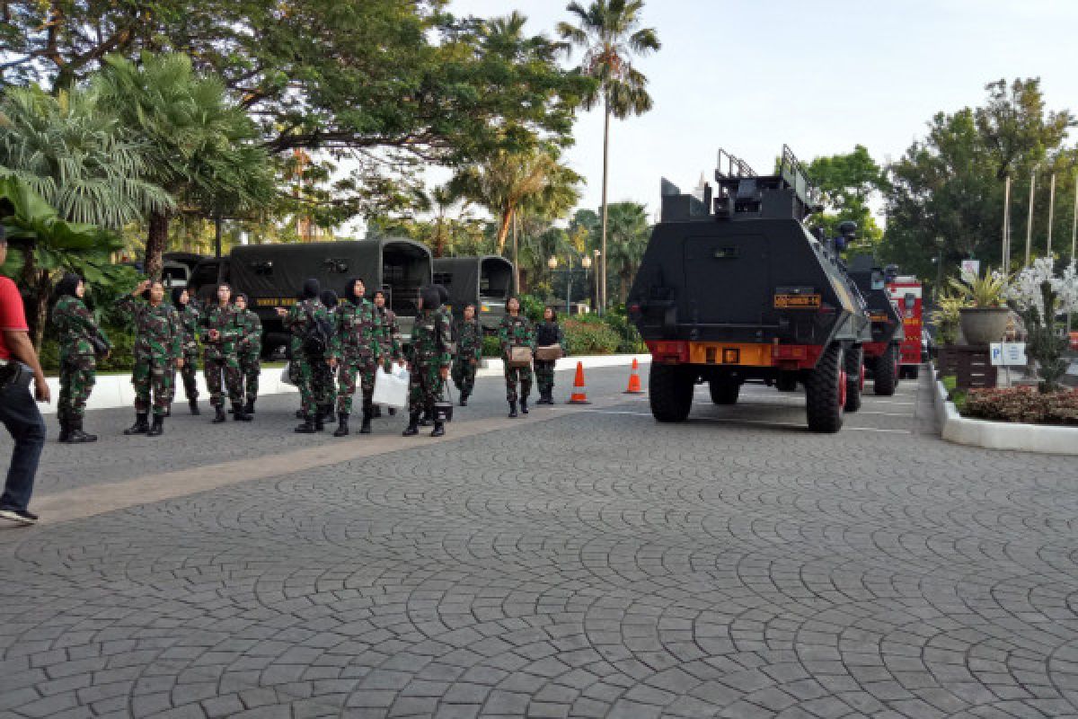 Aparat keamanan siaga di Balai Kota DKI saat aksi 115