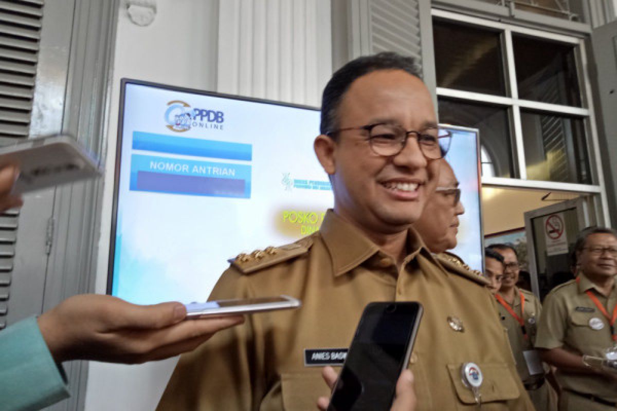 Anies ajak orang tua antar anak sekolah