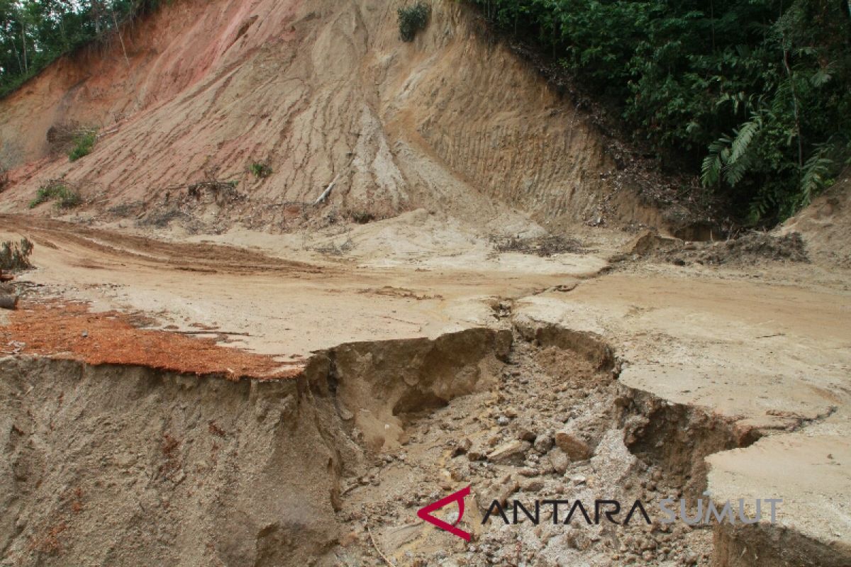 Longsor jalan Panyabungan Timur akan dibersihkan