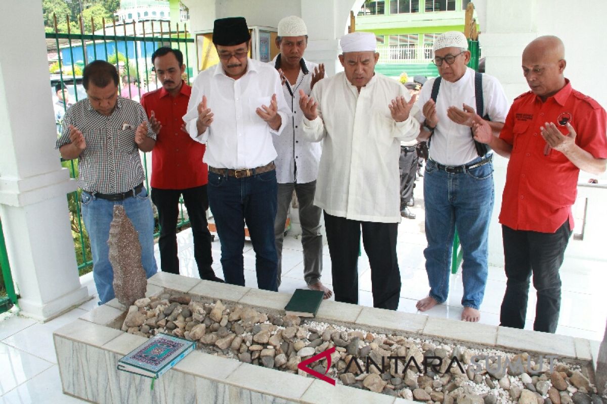 Djarot ziarah ke sejumlah makam tuan Syekh di Madina