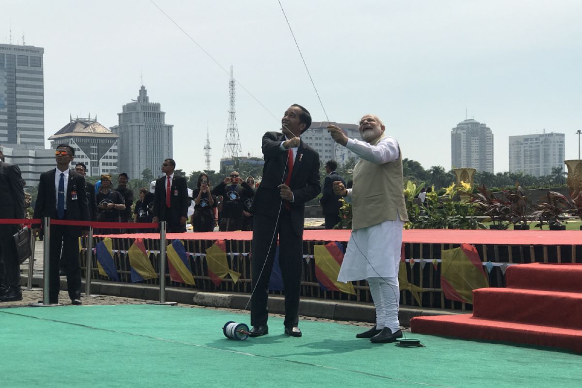 Jokowi and Modi fly giant kite at National Monument