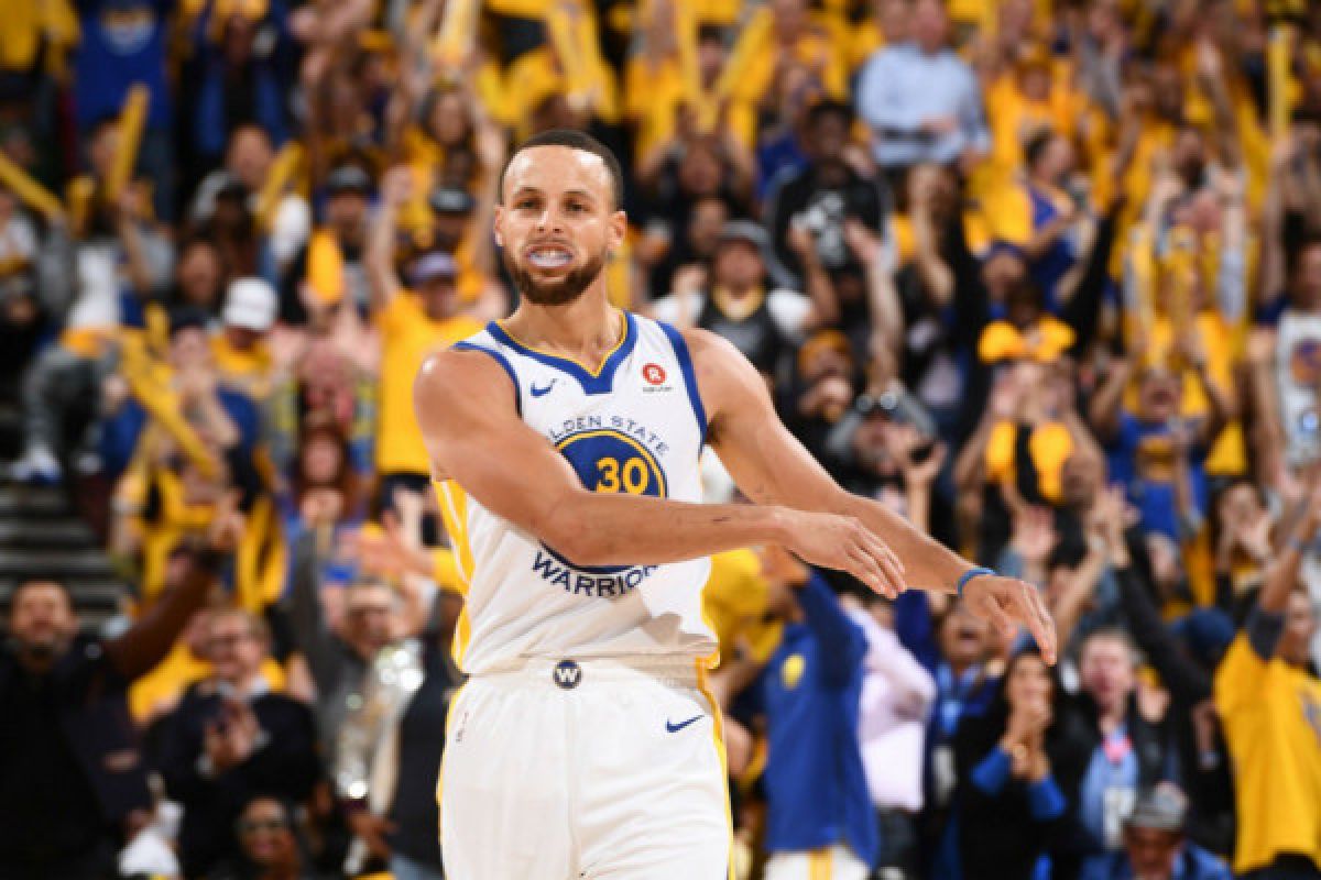 Curry cetak rekor, Warriors ungguli Cavaliers 2-0