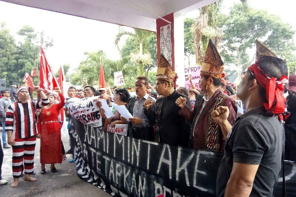 Tuntutan pemberhentian pejabat Walikota