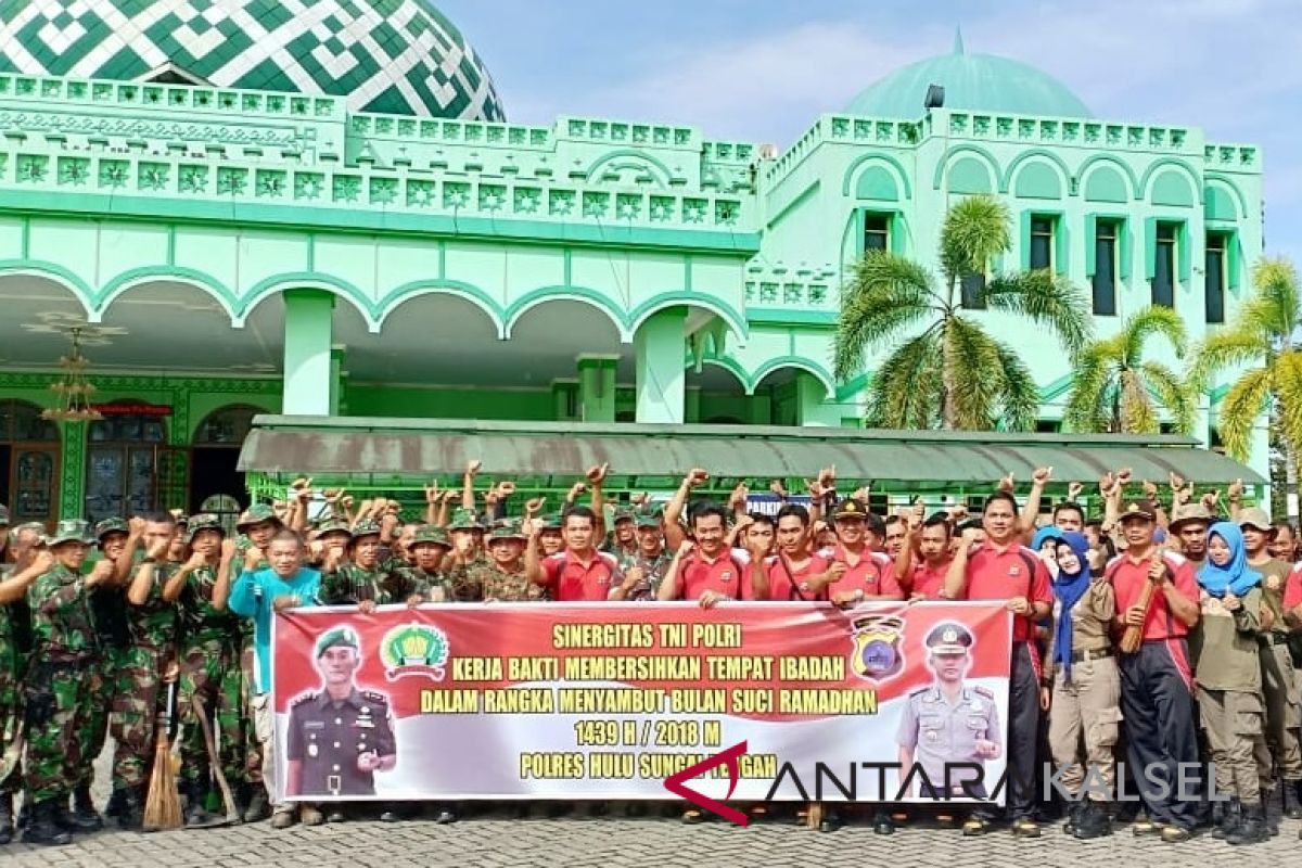 Jelang Ramadhan TNI POLRI bantu warga bersihkan masjid