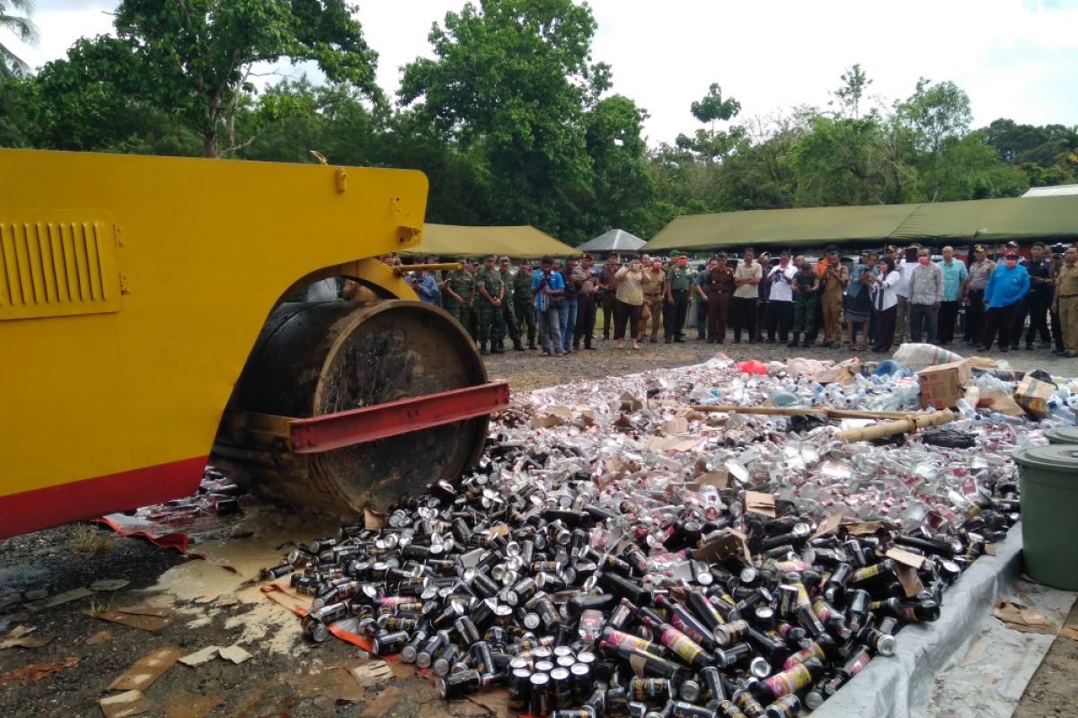 Ribuan Liter Miras Dimusnahkan, Papua Barat Menjadi Sasaran Perdagangan