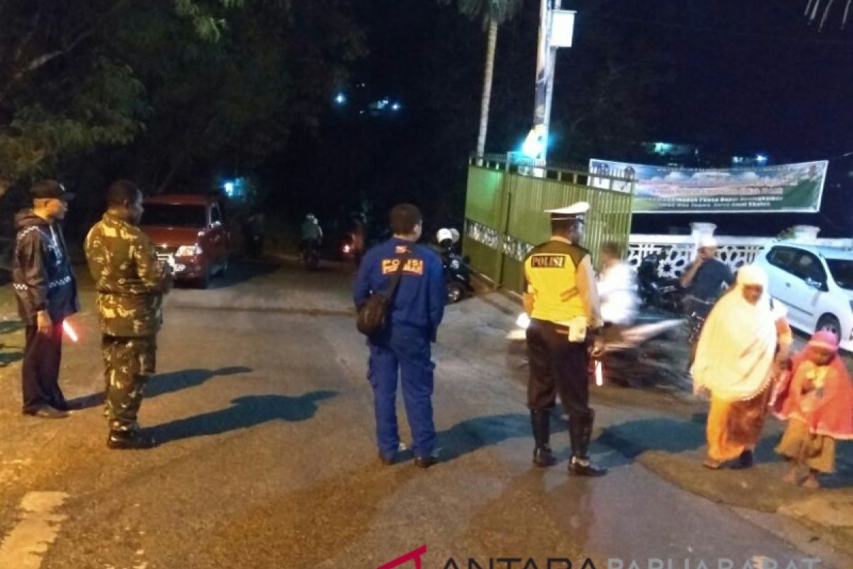 Satlantas Polres Fakfak Bantu Pengamanan Sholat Taraweh