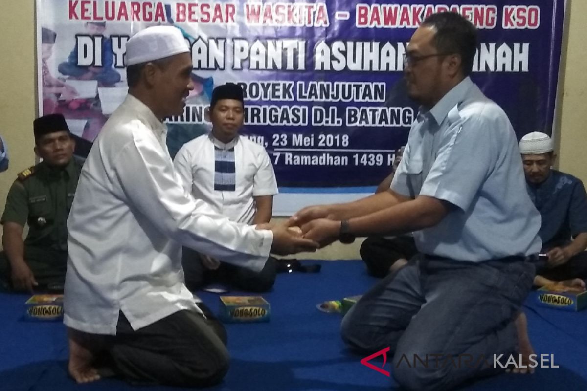 Pelaksana proyek irigasi Batang Alai bantu panti asuhan