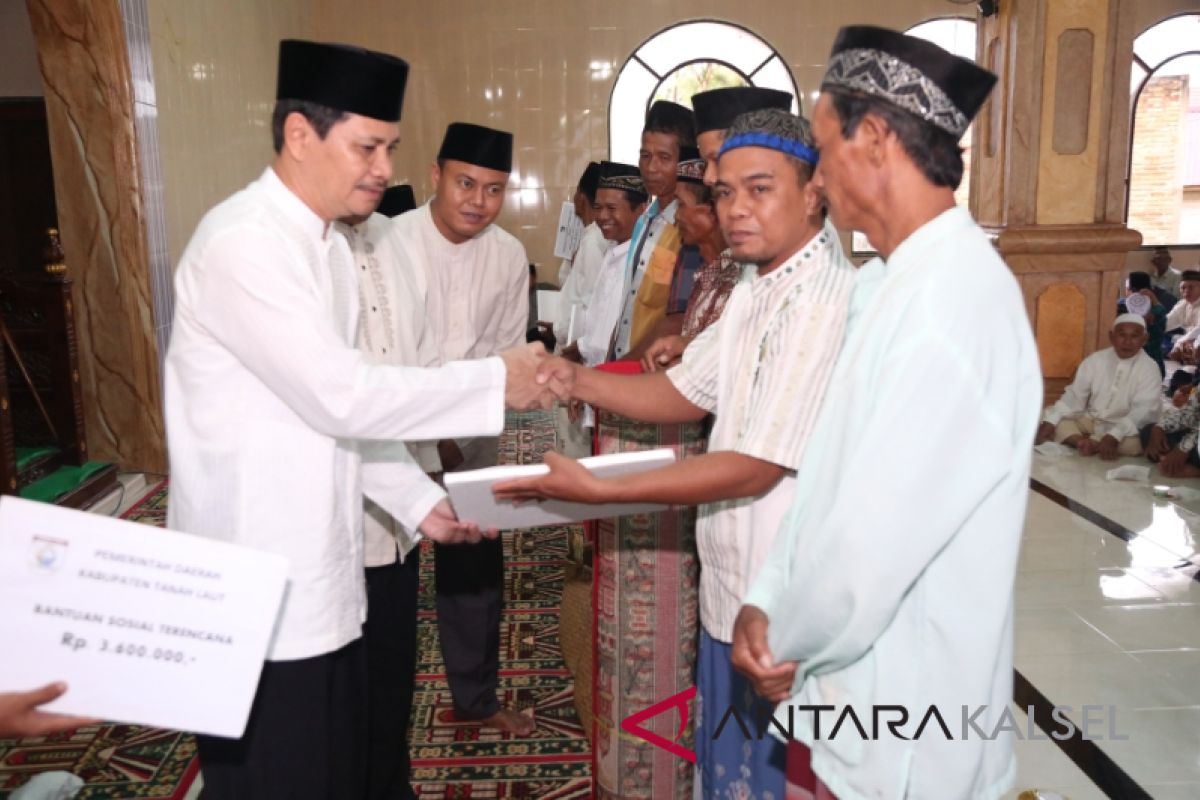 Tanah Laut Salurkan Dana Hibah Masjid Kecamatan Panyipatan