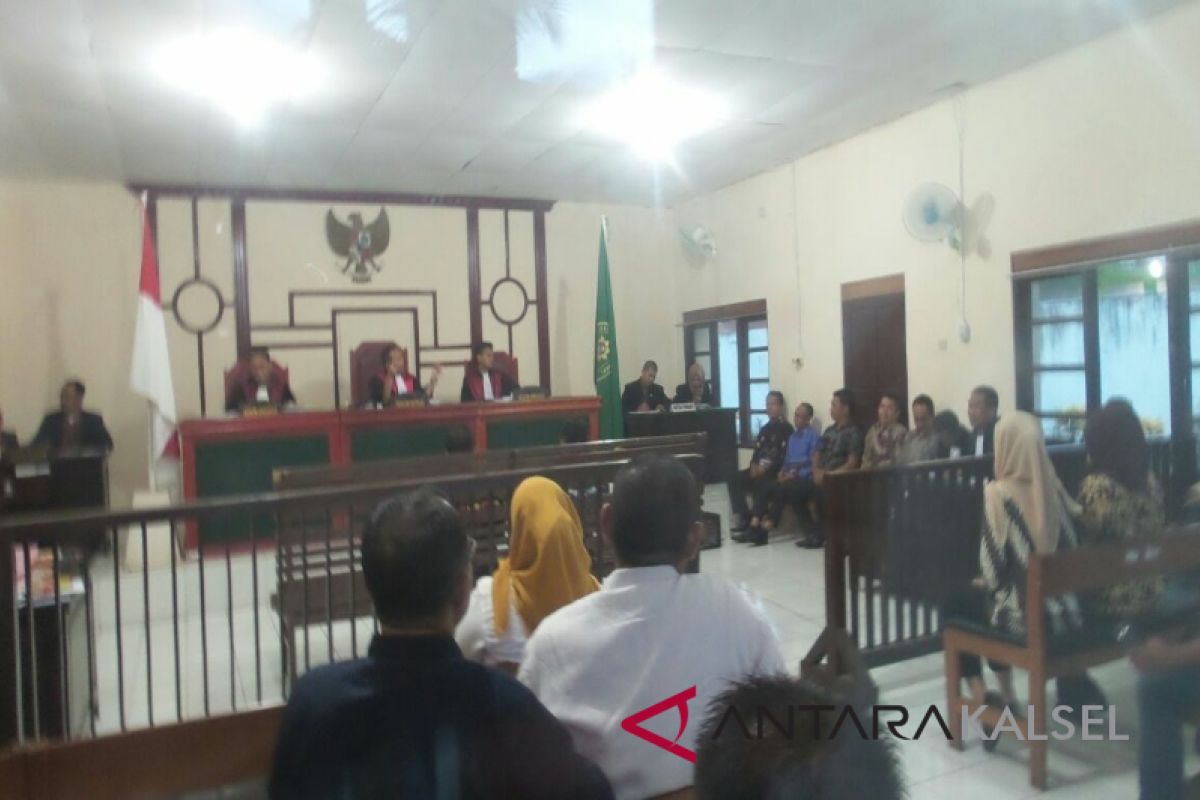 Lima Pejabat Pemkab dituntut satu bulan penjara