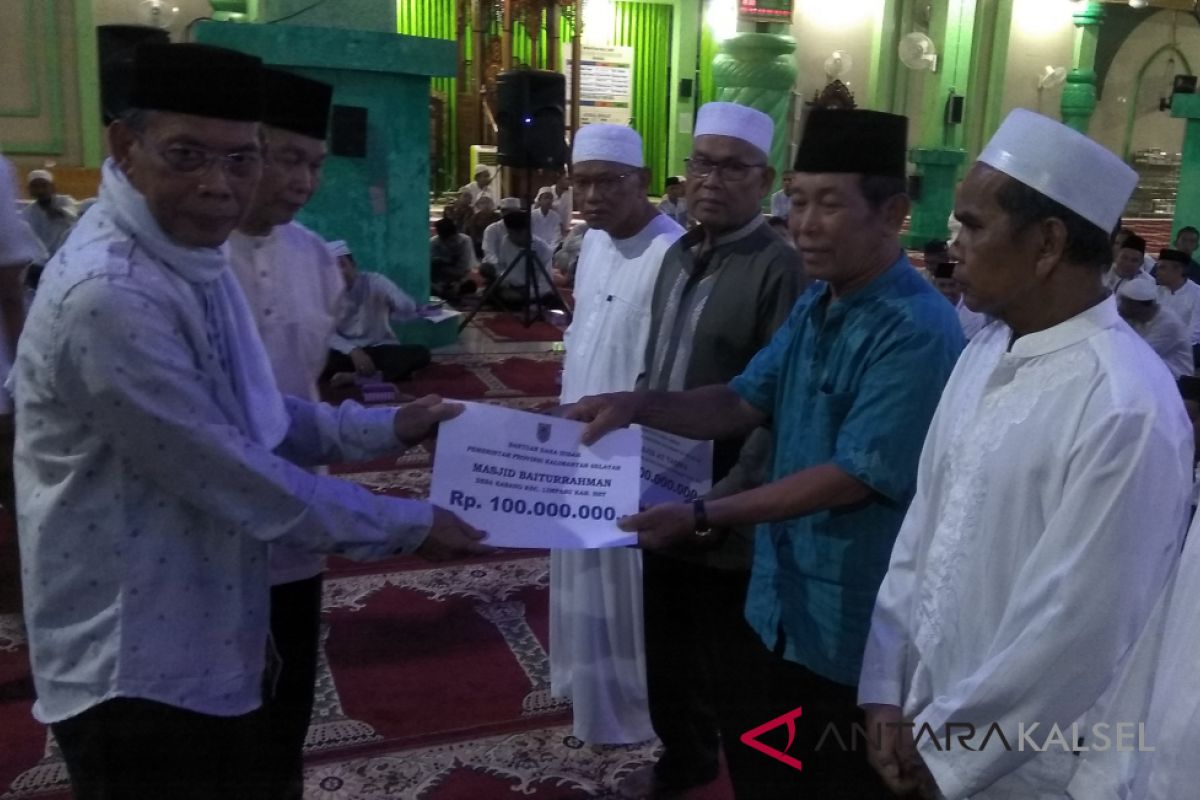 Meski tidak hadir bukber, Gubernur bantu HST Rp2,6 miliar