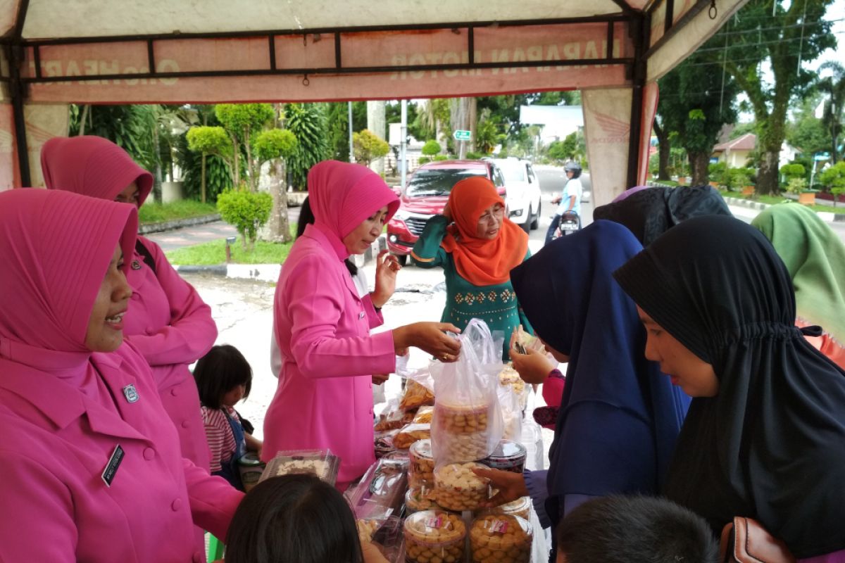 Bhayangkari Agam gelar bazar sembako murah ringankan masyarakat sambut lebaran (Video)