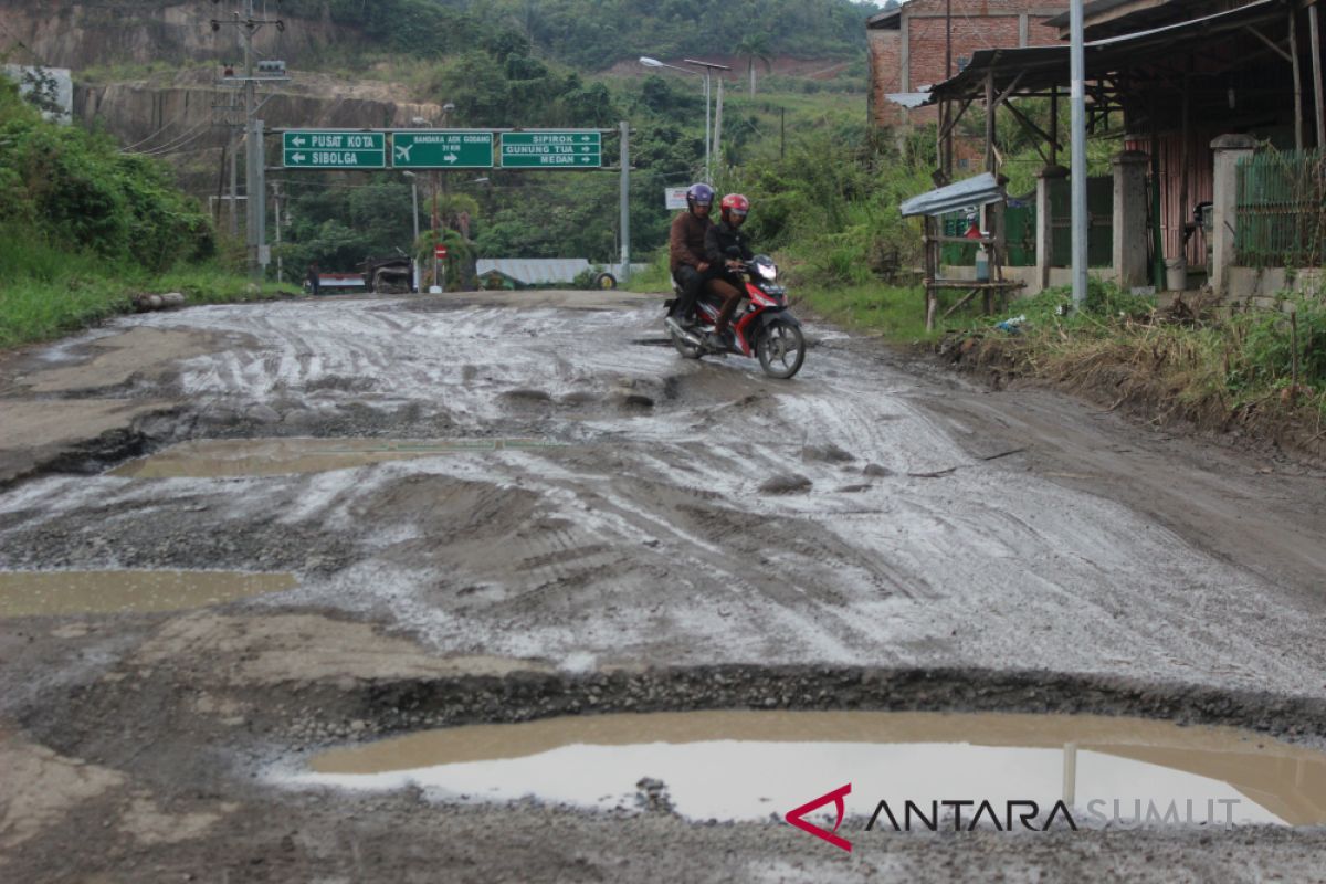 Jalur alternatif Padangsidimpuan rusak parah