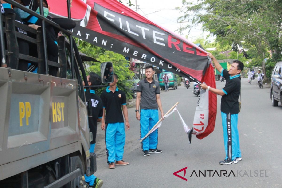 Satpol PP copot reklame yang melanggar aturan