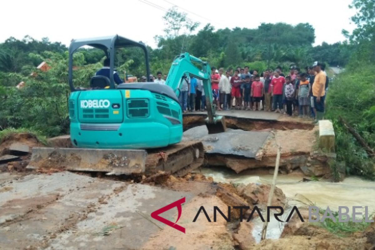 Jembatan Desa Rindik roboh diterjang air deras