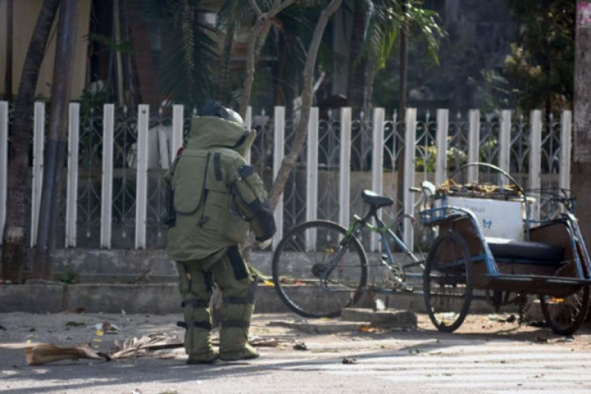 Tim Densus 88 ledakkan puluhan bom temuan di Surabaya