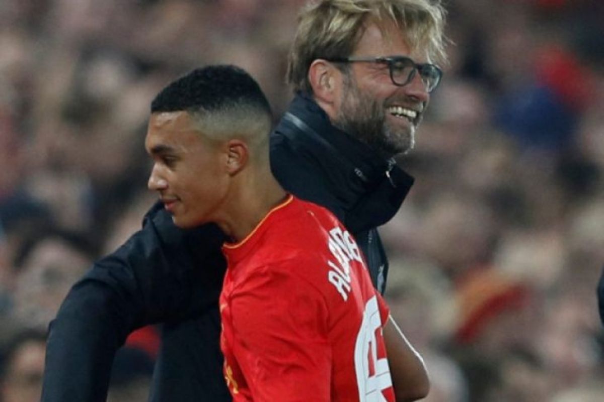 Juergen Klopp membuat kaget Alexander-Arnold