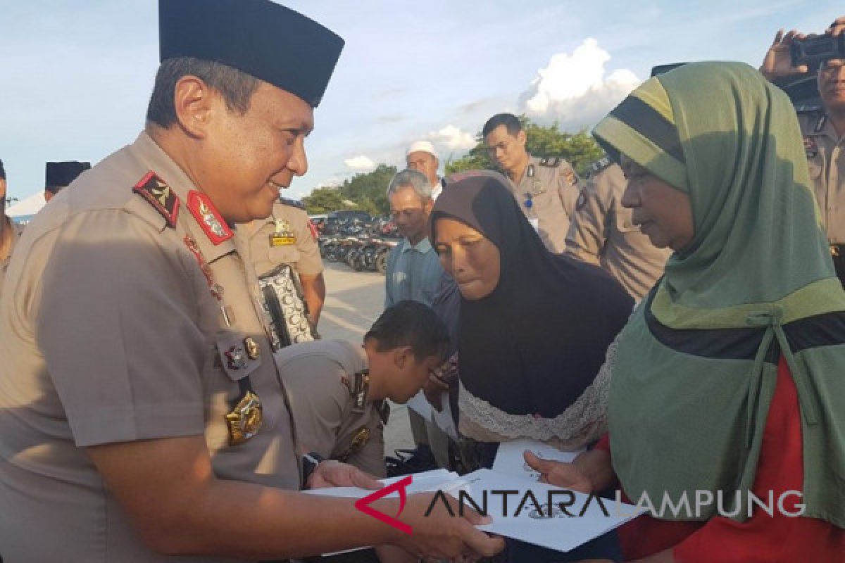 Kapolda Lampung beri santunan warga kurang mampu