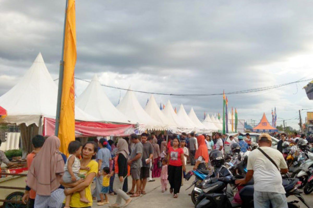 Walau berdesakan, pasar wadai Ramadhan Muara Teweh tetap ramai dikunjungi