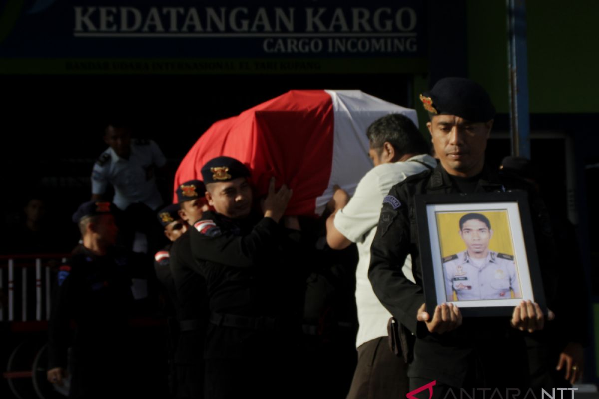 Jenazah anggota Brimob korban penusukan teroris tiba di Kupang