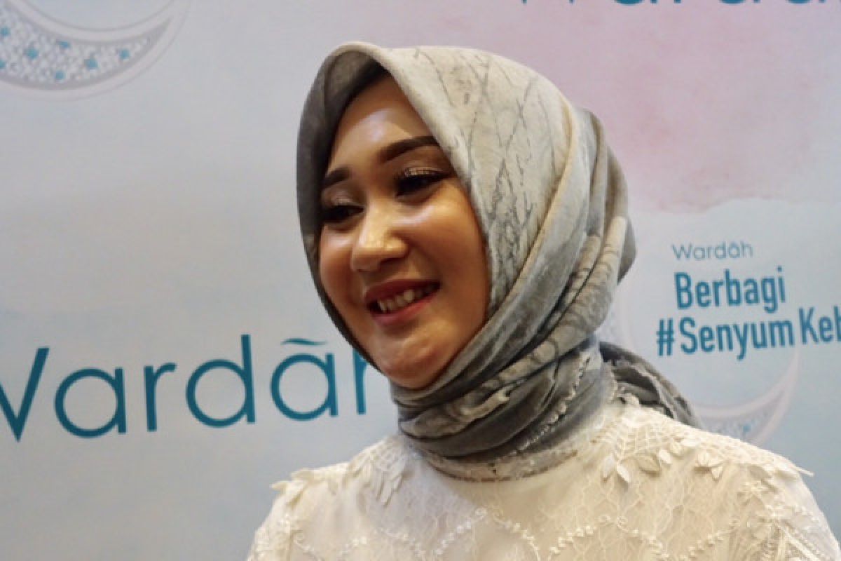 Dian Pelangi belajar tersenyum ikhlas