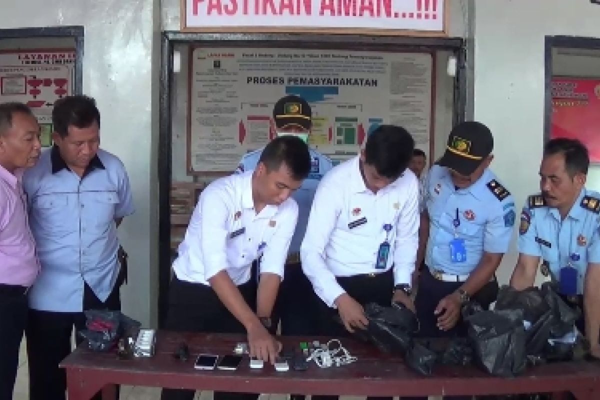 Polisi Gelar Razia di Lapas Ngawi