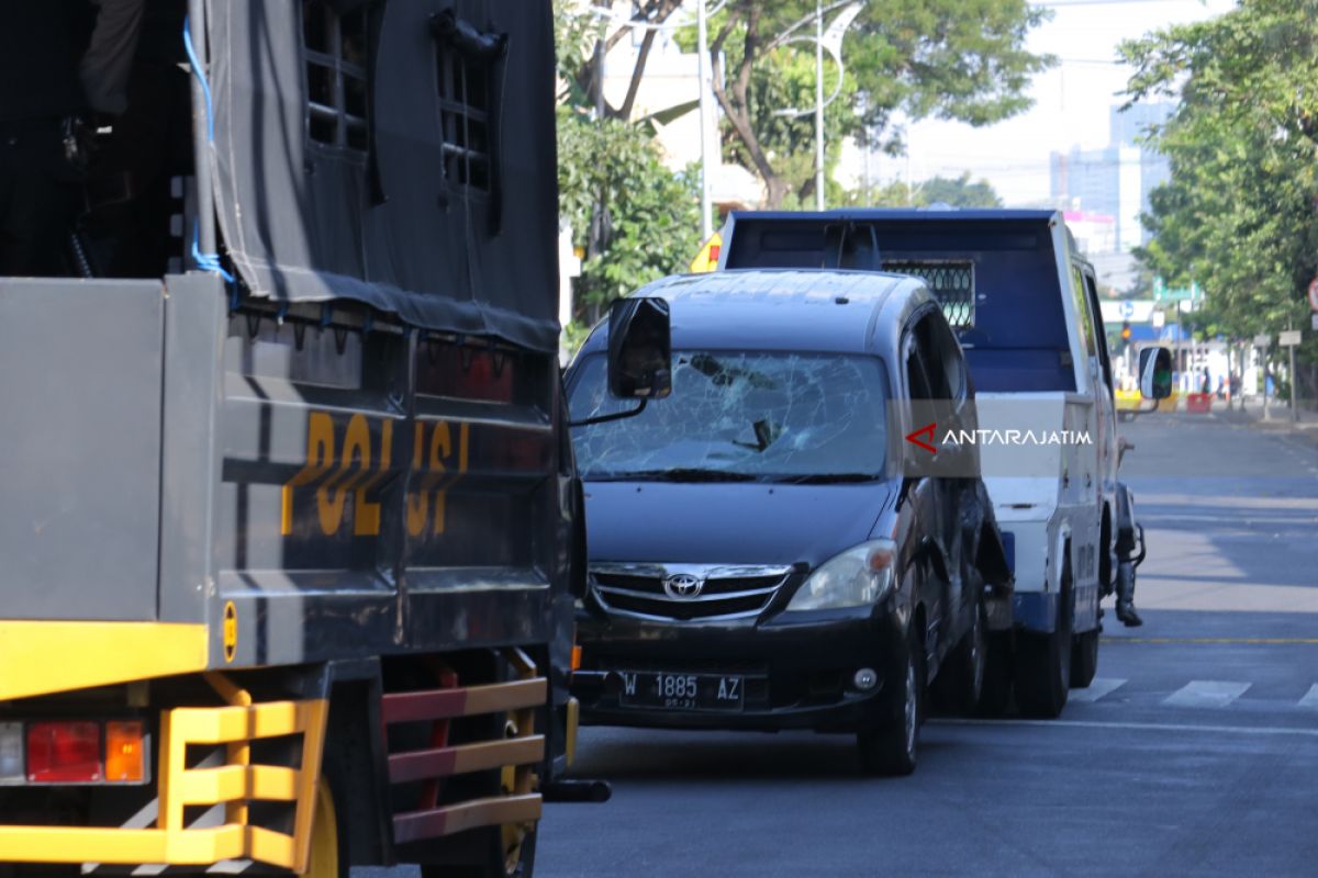 Keluarga Terduga Teroris Dibawa ke Polda Jatim (Video)