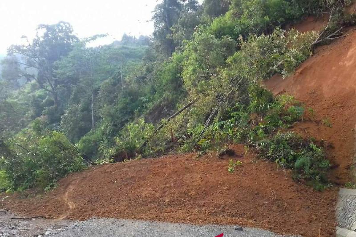 Jalan nasional Aceh Tengah putus akibat longsor