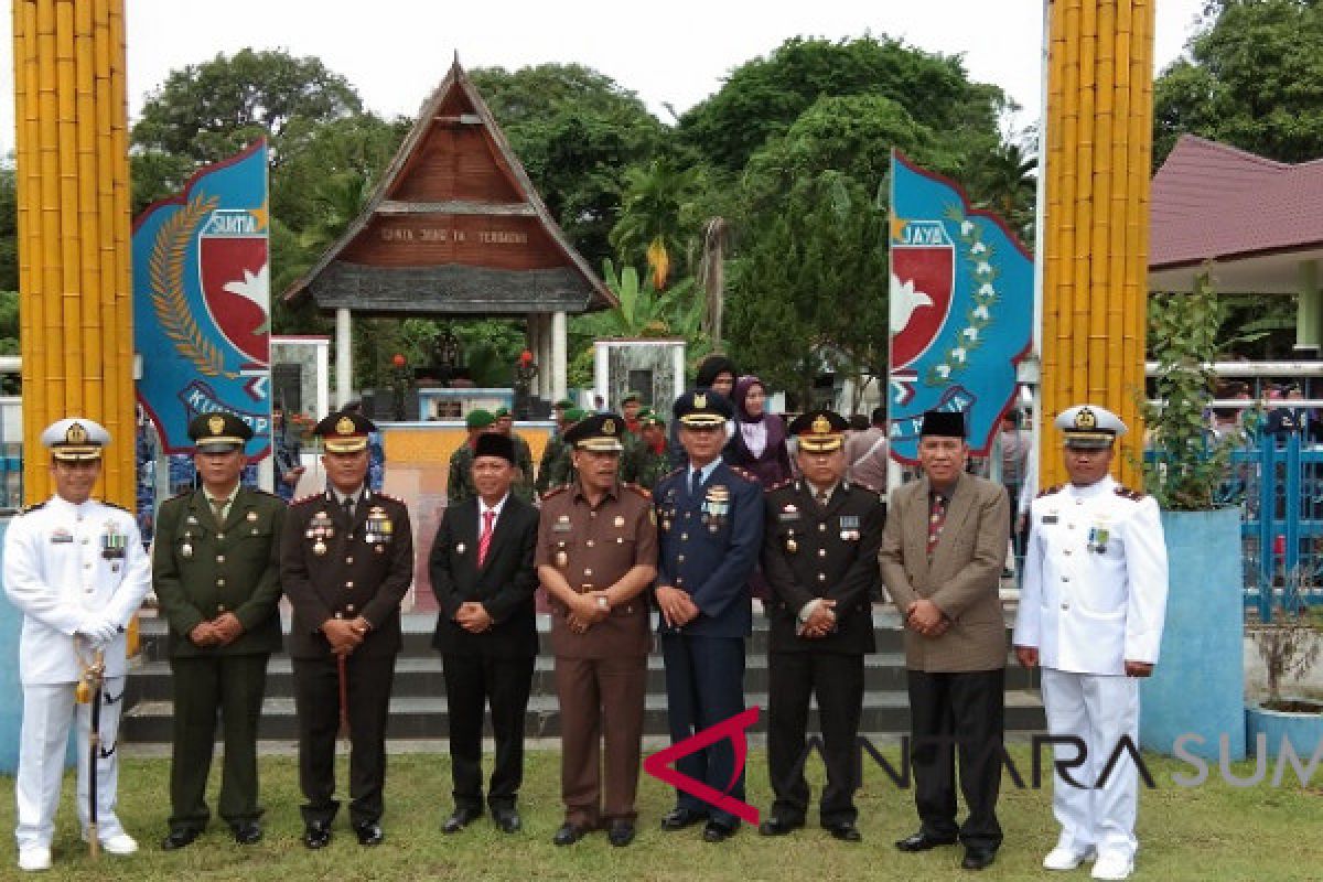 Fokopimda ziarah ke makam Pahlawan Ferdinand Lumbantobing