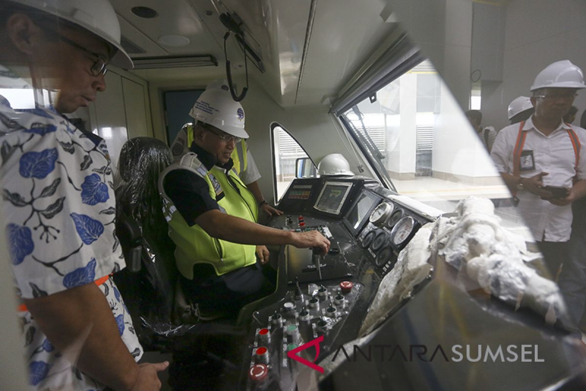 Menhub pantau uji coba LRT Palembang