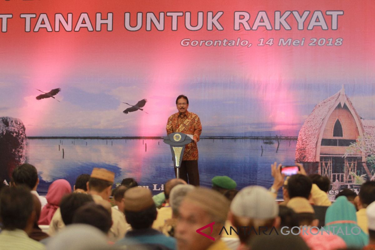 Menteri Agraria Serahkan 1.650 Sertifikat Di Gorontalo