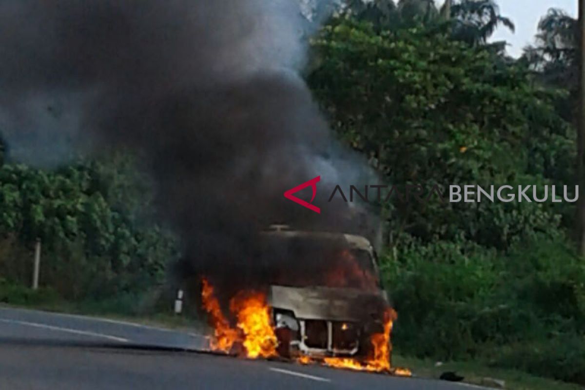 Mobil pengangkut sawit terbakar di Jalinsum Mukomuko