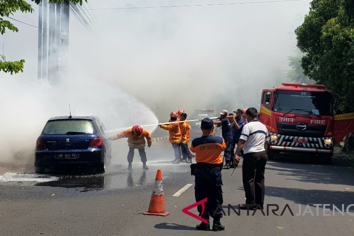 Mobil Peugeot ludes terbakar di Semarang, penumpang selamat