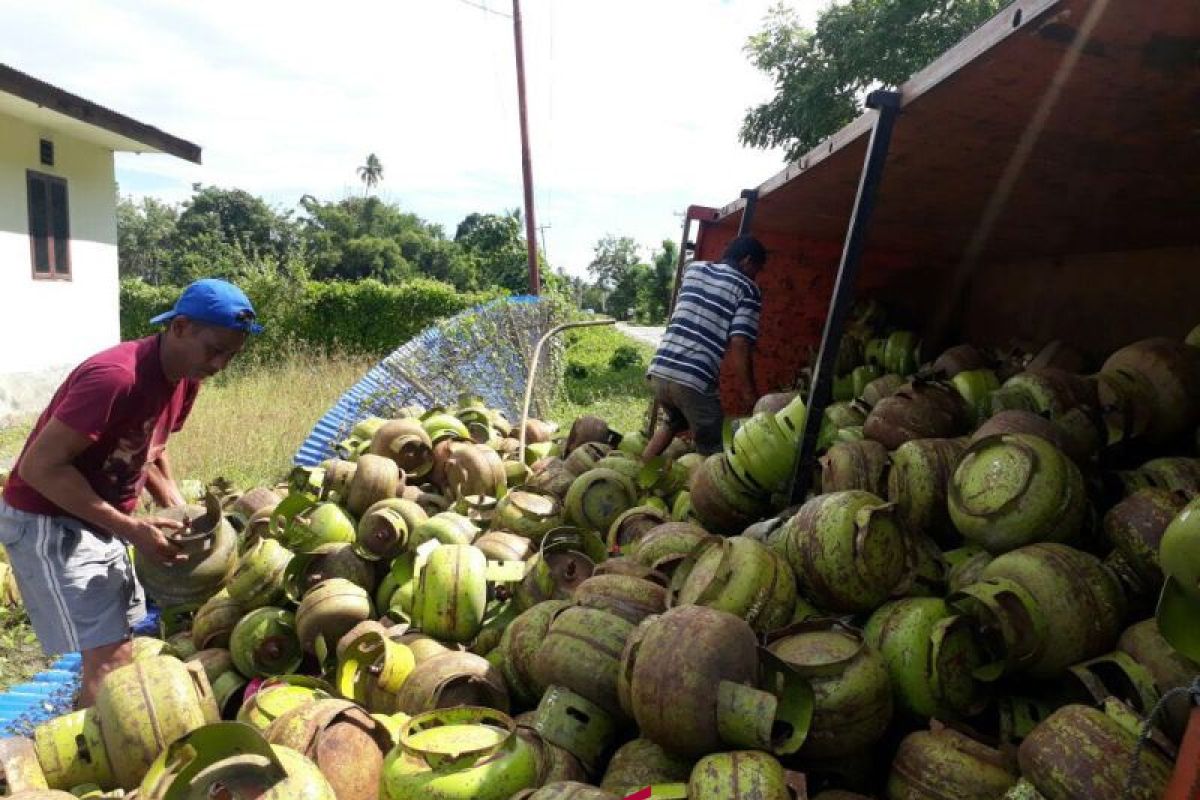 Muat seribuan tabung elpiji, Truk PGM terbalik