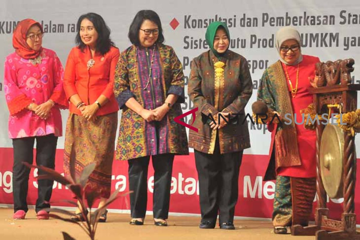 Ketua Dekranas Mufidah Kalla ingin tenun gedog Tuban dikembangkan