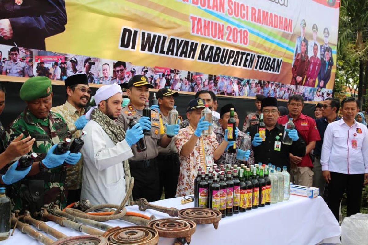 Polisi Tuban Musnahkan 1.302,75 Liter Minuman Keras