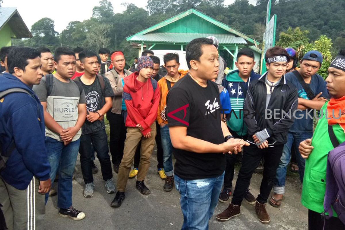 Polisi bubarkan kegiatan ormas di Bukit Kaba