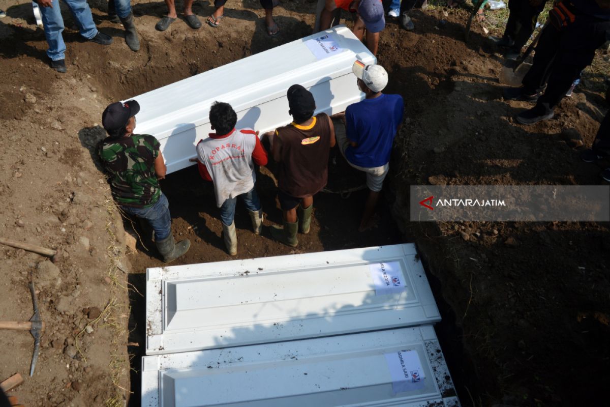 Tujuh Jenazah Pelaku Teror Dimakamkan di Sidoarjo