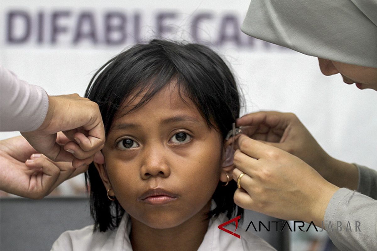 Pemkab Gorontalo salurkan alat bantu dengar