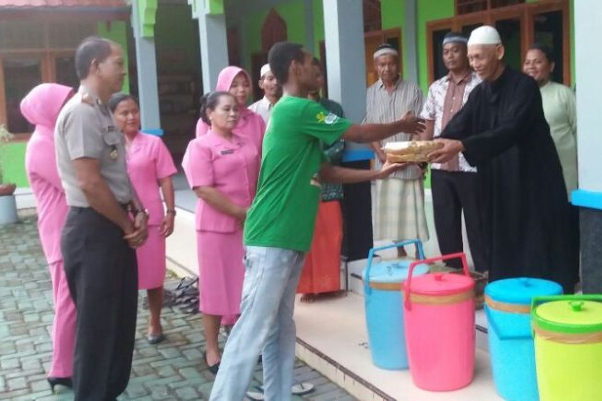 Polsek Sentani libatkan pemuda gereja bagi takjil