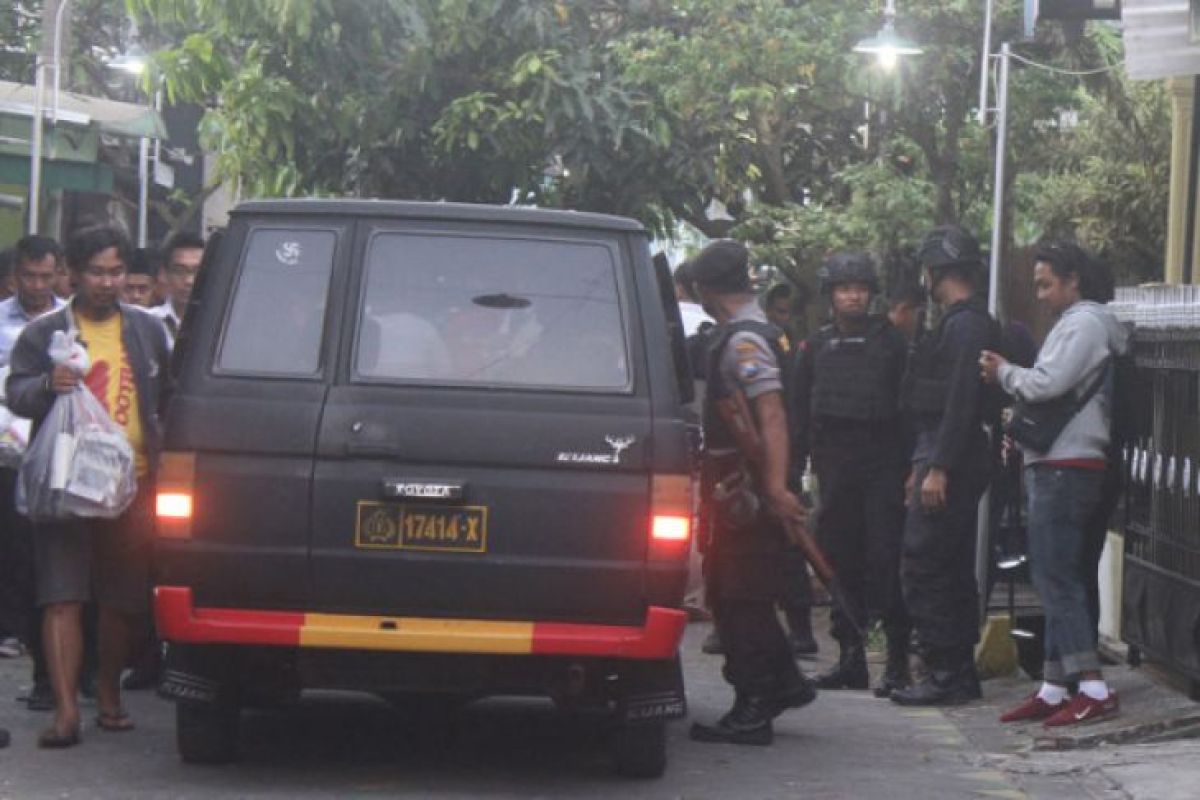 Polisi bawa tiga orang dalam penggerebekan teroris di Tangerang