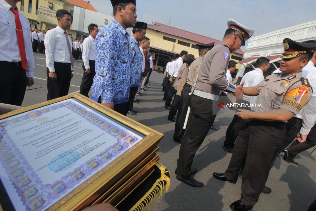 Penghargaan Kepada Polisi