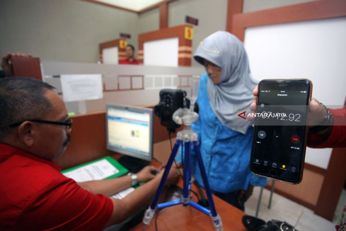 Video - Wow, Imigrasi Blitar Adakan Pengurusan Paspor Kilat Bagi Lansia