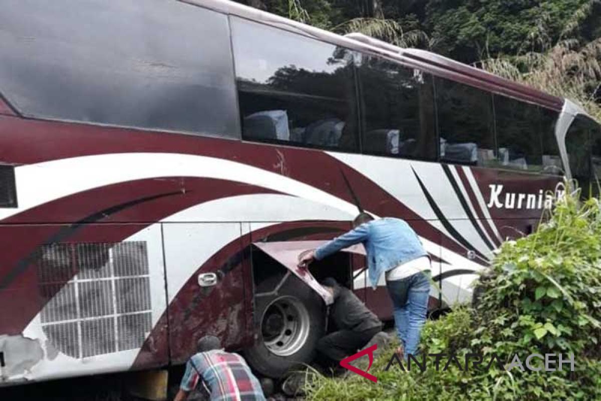 Satu unit bus tersangkut, arus lalulintas terganggu