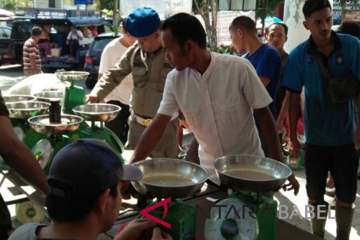 Satpol PP-Disperindag Bangka periksa timbangan pedagang pasar