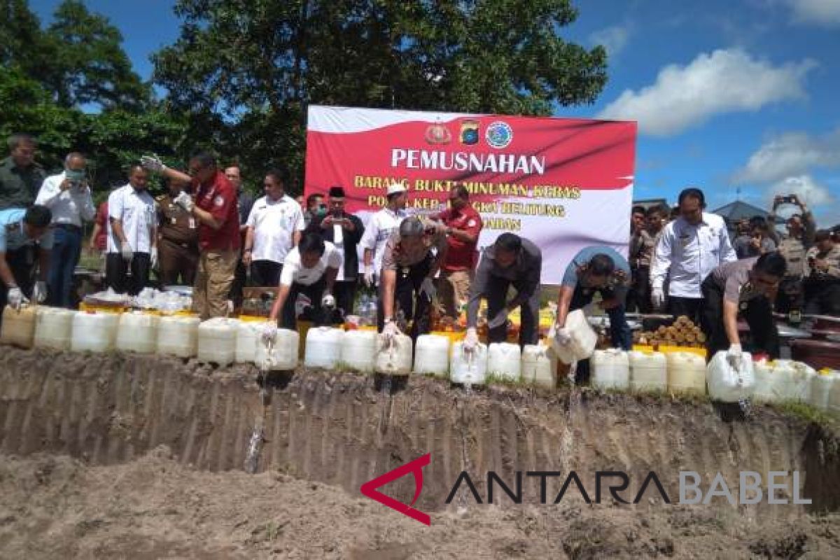 Polda Babel musnahkan ribuan liter minuman keras