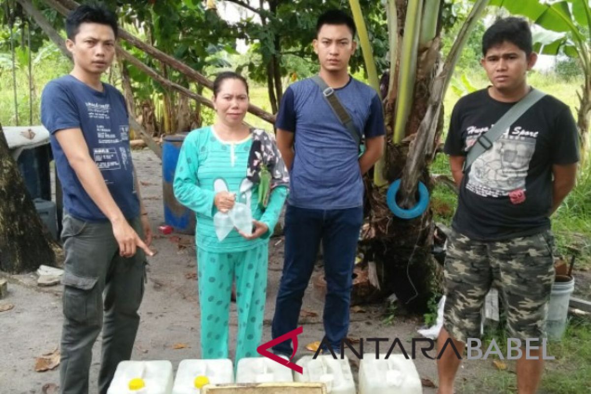 Polisi Muntok sita puluhan liter arak