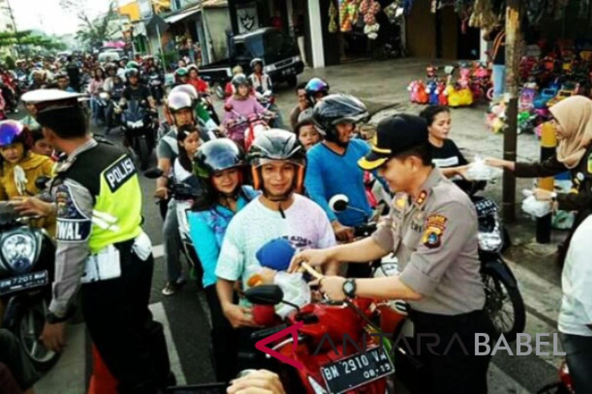 Polres Bangka Selatan bagikan 1.000 takjil